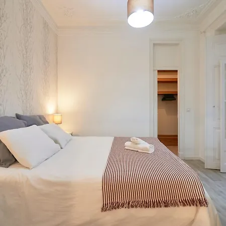 Spacious 3 Bedroom Downtown Apartment *