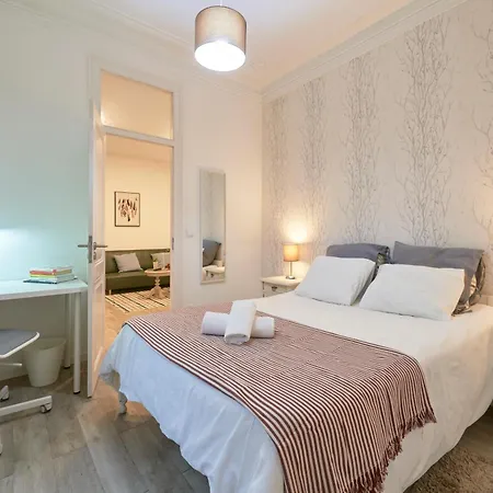 Spacious 3 Bedroom Downtown 아파트 *