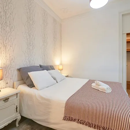 아파트 Spacious 3 Bedroom Downtown *